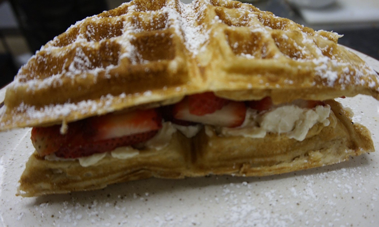 WAFFLE STUFED CREAM CHEES  AND STRABERRY